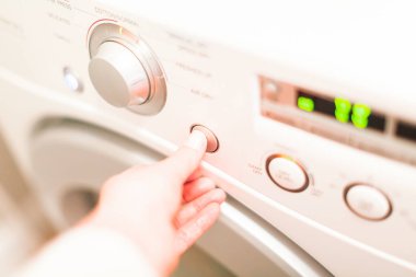 Çamaşır odasında Çamaşırhane yapıyor