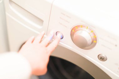 Çamaşır odasında Çamaşırhane yapıyor