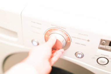 Çamaşır odasında Çamaşırhane yapıyor