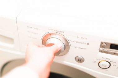 Çamaşır odasında Çamaşırhane yapıyor