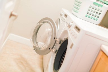 Çamaşır odasında Çamaşırhane yapıyor