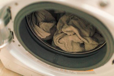 Çamaşır odasında Çamaşırhane yapıyor