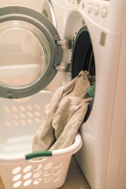 Çamaşır odasında Çamaşırhane yapıyor