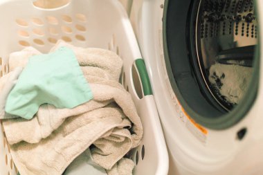 Çamaşır odasında Çamaşırhane yapıyor