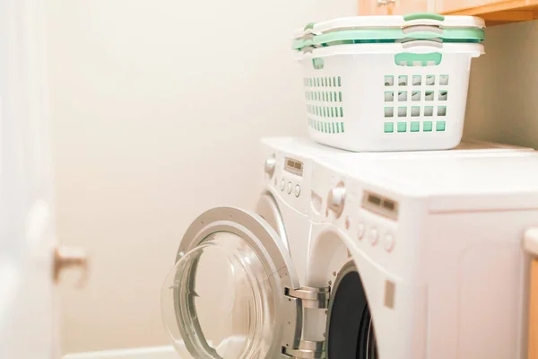 Faire la lessive dans la buanderie — Photo