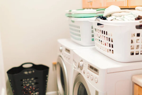 Pyykinpesu pesutuvassa — kuvapankkivalokuva