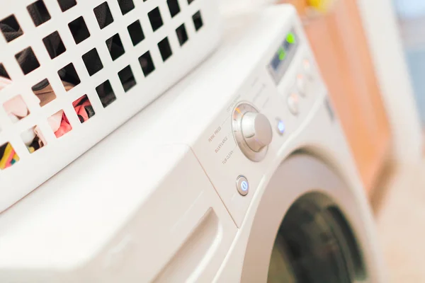 Gör tvätt i tvättstugan — Stockfoto