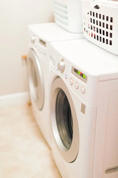 Melakukan binatu di ruang cuci — Stok Foto