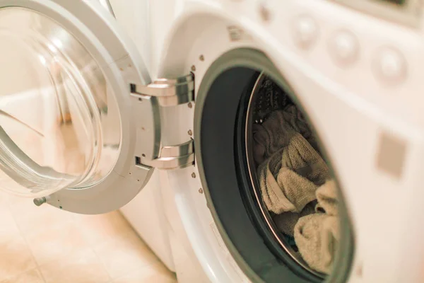Çamaşır odasında Çamaşırhane yapıyor — Stok fotoğraf