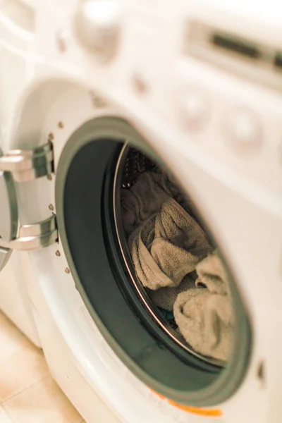 Doing laundry in laundry room — Stock Photo, Image