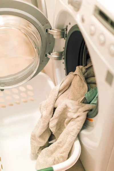 Doing laundry in laundry room — Stock Photo, Image