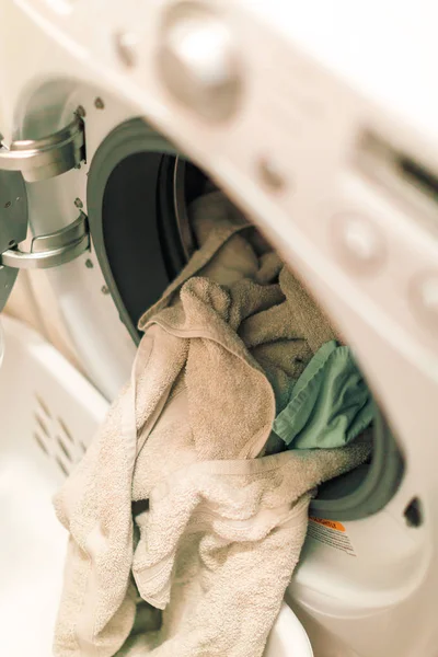 Doing laundry in laundry room — Stock Photo, Image