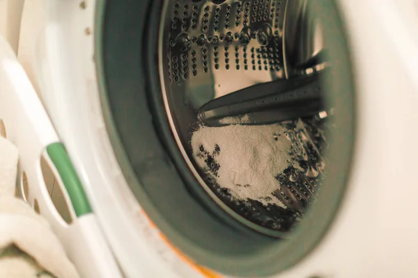 Çamaşır odasında Çamaşırhane yapıyor — Stok fotoğraf