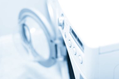 Çamaşır odasında Çamaşırhane yapıyor