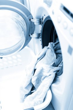 Çamaşır odasında Çamaşırhane yapıyor