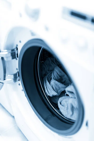 Doing laundry in laundry room — Stock Photo, Image