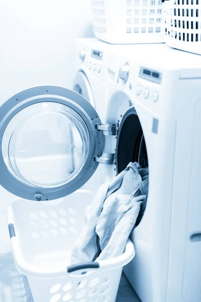 Doing laundry in laundry room — Stock Photo, Image