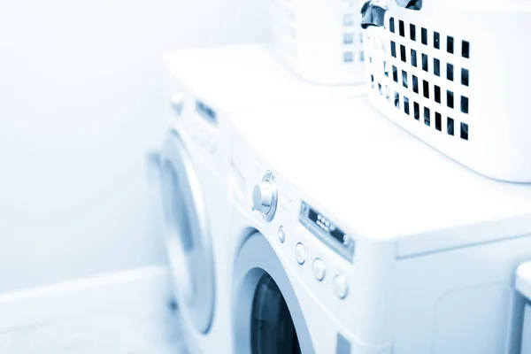 Κάνει τα ρούχα στο πλυντήριο — Φωτογραφία Αρχείου