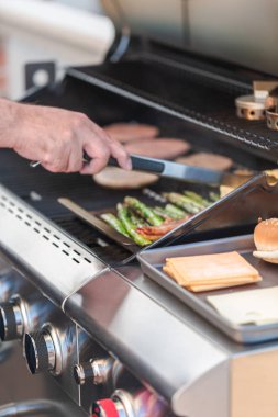 Açık gaz ızgara hamburger yemek 