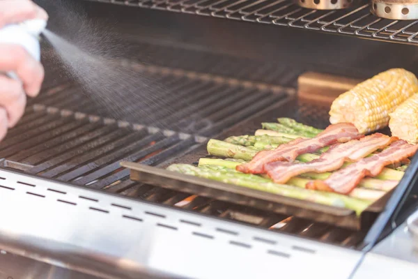 Açık gaz ızgara hamburger yemek — Stok fotoğraf