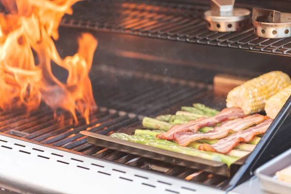 Hamburgery na grill gazowy odkryty gotowania — Zdjęcie stockowe