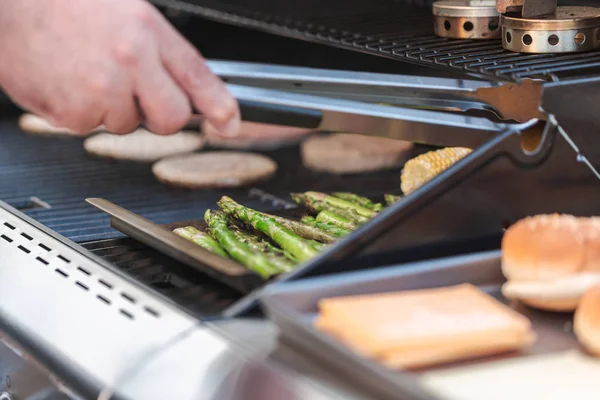 Hamburger di cottura sulla griglia a gas all'aperto — Foto Stock