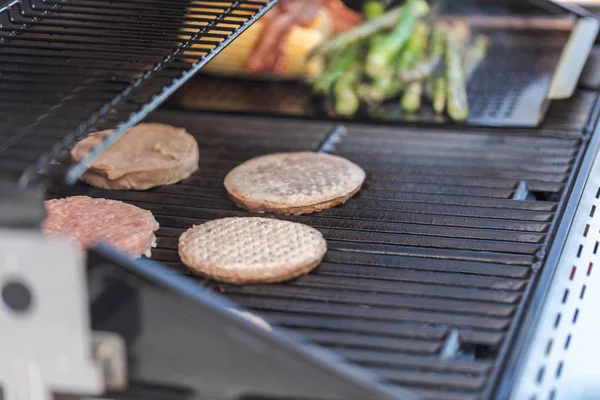 Koken hamburgers op buiten Gasgrill — Stockfoto