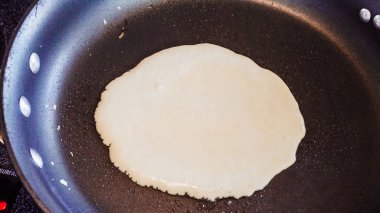 Adım adım. Kahvaltı için sıfırdan Rus krep yapmak.