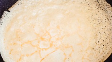 Adım adım. Kahvaltı için sıfırdan Rus krep yapmak.