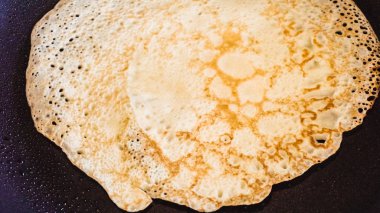 Adım adım. Kahvaltı için sıfırdan Rus krep yapmak.