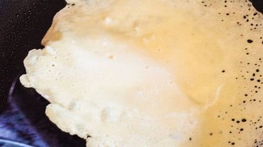 Adım adım. Kahvaltı için sıfırdan Rus krep yapmak.