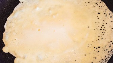 Adım adım. Kahvaltı için sıfırdan Rus krep yapmak.