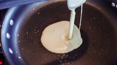 Adım adım. Kahvaltı için sıfırdan Rus krep yapmak.