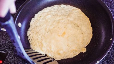 Adım adım. Kahvaltı için sıfırdan Rus krep yapmak.