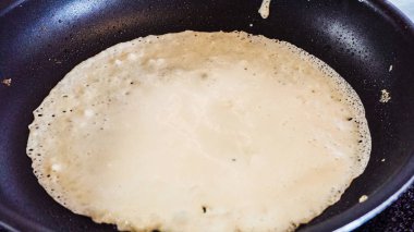 Adım adım. Kahvaltı için sıfırdan Rus krep yapmak.