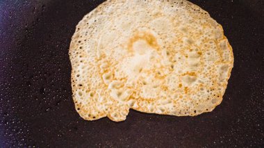 Adım adım. Kahvaltı için sıfırdan Rus krep yapmak.