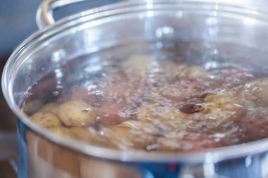 Küçük patates kaynar