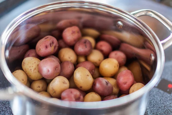 Кипящая картошка — стоковое фото