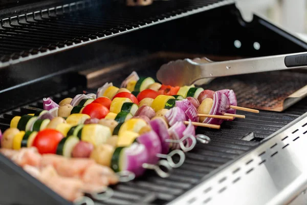Grilování vegetariánské kebaby — Stock fotografie