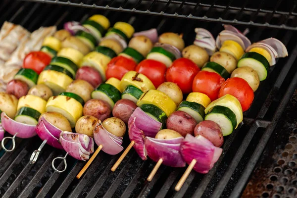 Grilování vegetariánské kebaby — Stock fotografie