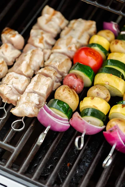 Grilling Veggie kebabs — Stock Photo, Image