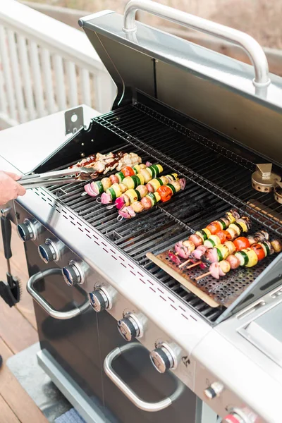 Grilling Veggie kebabs — Stock Photo, Image