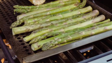 Adım adım. Açık gaz Izgara kuşkonmaz ızgara.