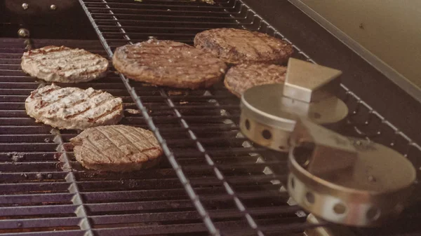 Hamburgare på grillen Visa — Stockfoto