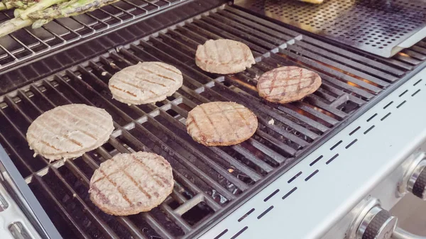 Hamburgers op de weergave van de grill — Stockfoto