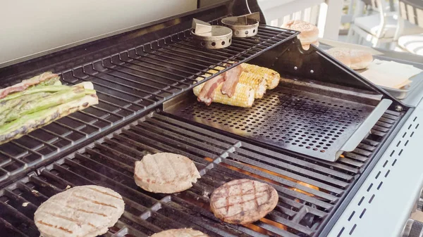 Hamburgers op de weergave van de grill — Stockfoto