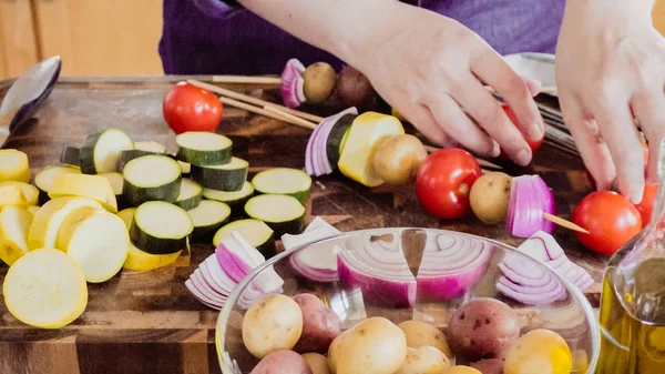 Asar pinchos de verduras — Foto de Stock