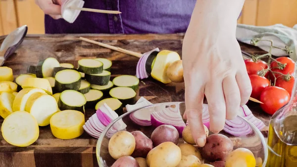 Asar pinchos de verduras — Foto de Stock