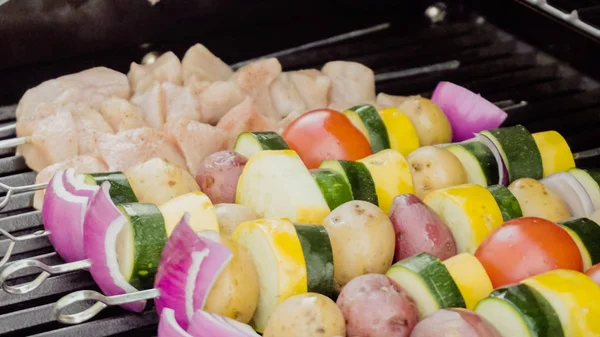 Brochettes de légumes grillades — Photo