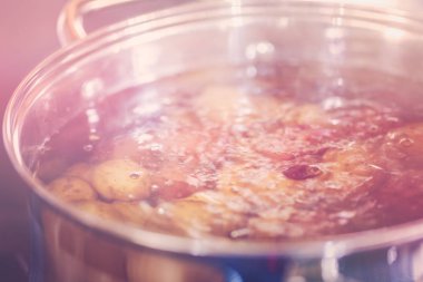 Küçük patates kaynar